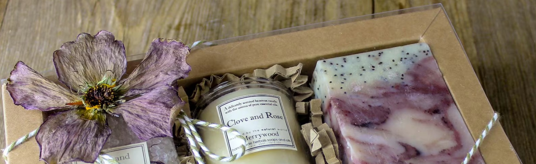 Bougies et savons en présentoir vertical